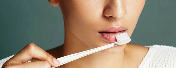 Нанесение скраба зубной щеткой