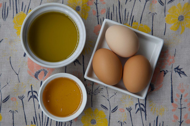 Маска из меда и яйца Маска из меда и яйца