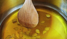 Как растопить пчелиный воск в домашних условиях?