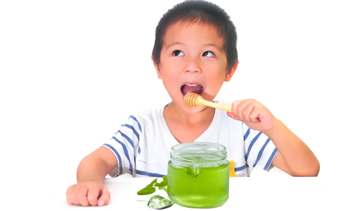 Ребенок ест мед